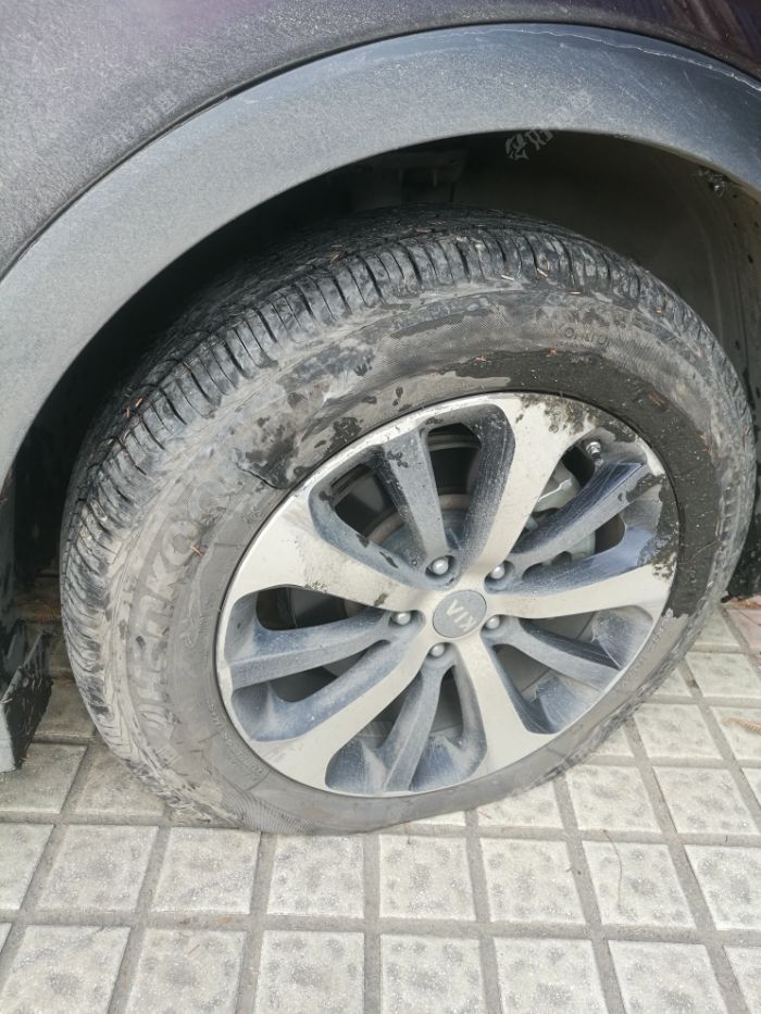 被臭水坑祸害的轮胎,长长的裂口,才买不久啊,悲催的胎,悲惨的我