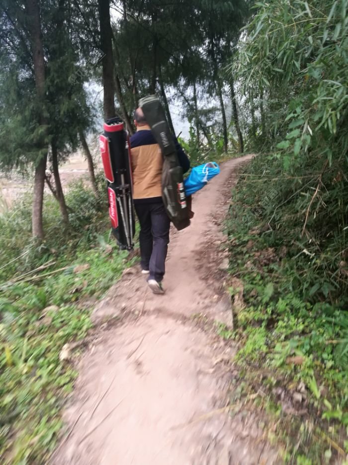 表姐夫也是实在人,非要帮我拿竿包