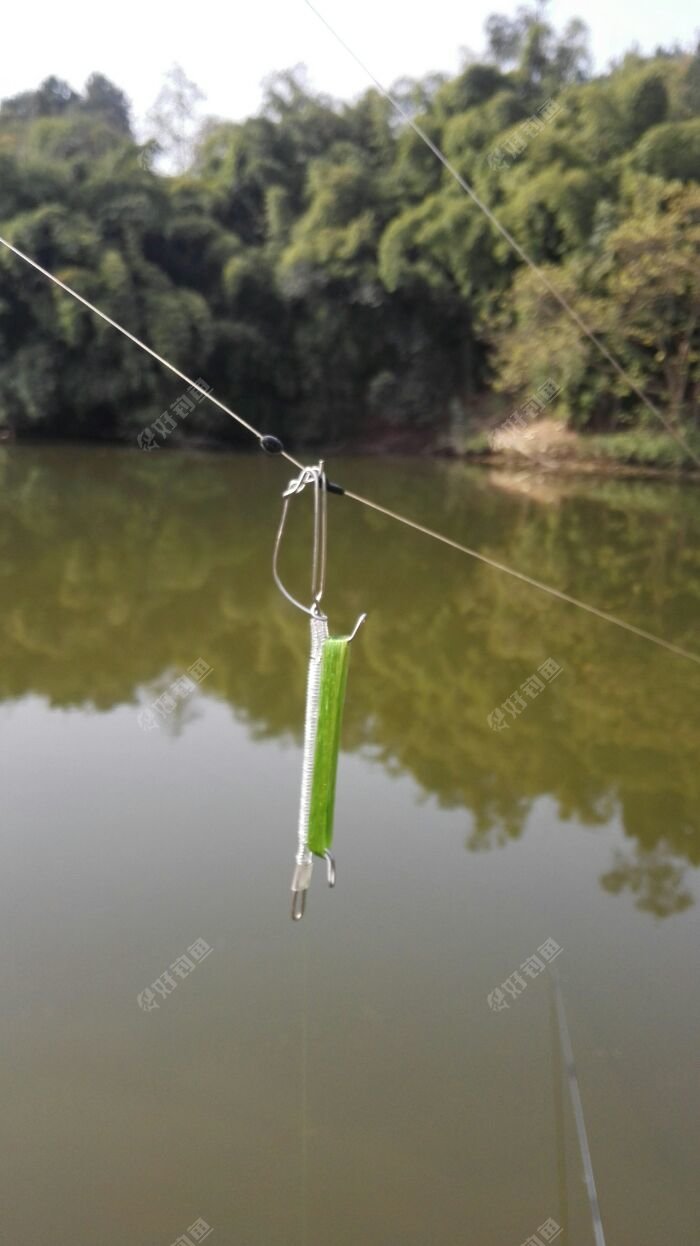 挂上子线，一般这面积的鱼塘，挂3-5个就可以