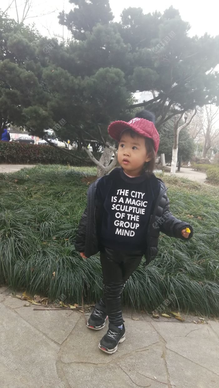 最后来张我家闺女镇楼,祝大家2018年大鲫大鲤,天天抱妇。第一次发这么长的帖子,请大家多多关照,有钱的给个钱场,没钱的给个人场,谢谢大家了。