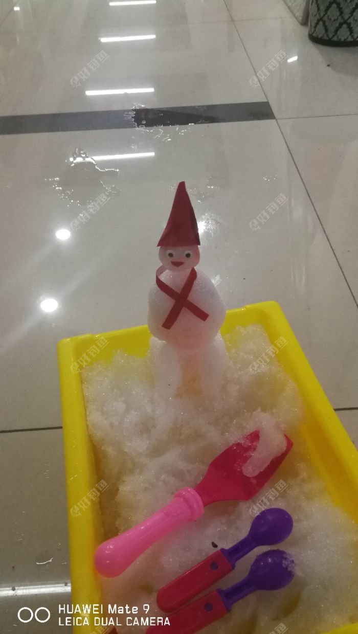 外面一片雪白,寒意阵阵逼人,前几天出去一直都空军的,算了今天就不出去了,在家里拿出鱼竿倒腾倒腾,钓鱼人的通病呀,不去钓鱼就是在家玩鱼竿,绑绑鱼钩什么的,还有就是