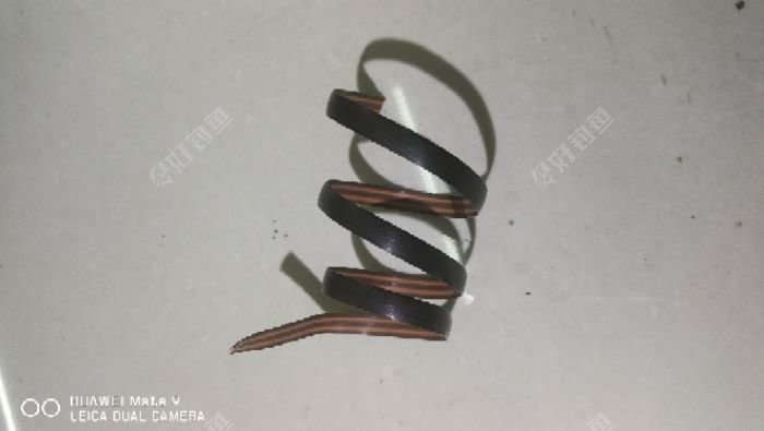 这个藤条用来扎鱼竿把手不错,说干就干,先把椅子上藤条给解下来,直接缠绕在鱼竿把手上,我缠啊缠,绕啊绕,哎,看起来还真不错。