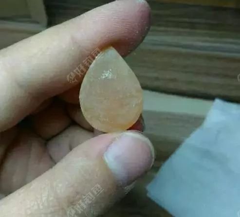 4、大体外形好了以后用砂纸粗略打磨外皮一遍,我用260目砂纸开始的。