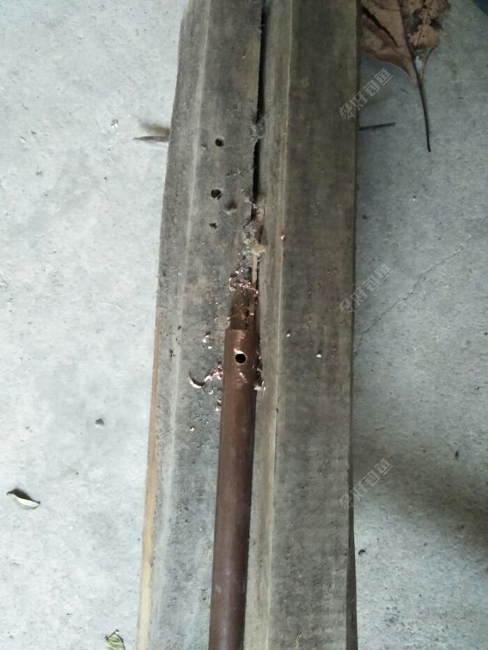 先在铜管的一头钻上一个3mm的孔,