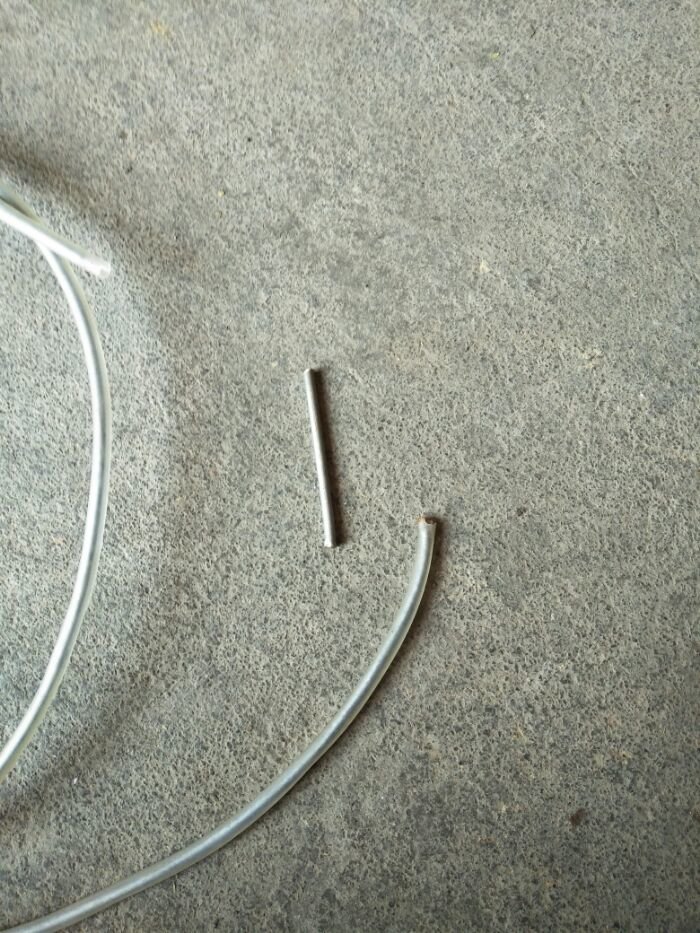 把钢丝从平水管中心穿出。