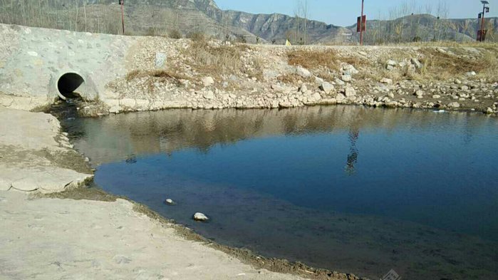 弹音村养鱼池边