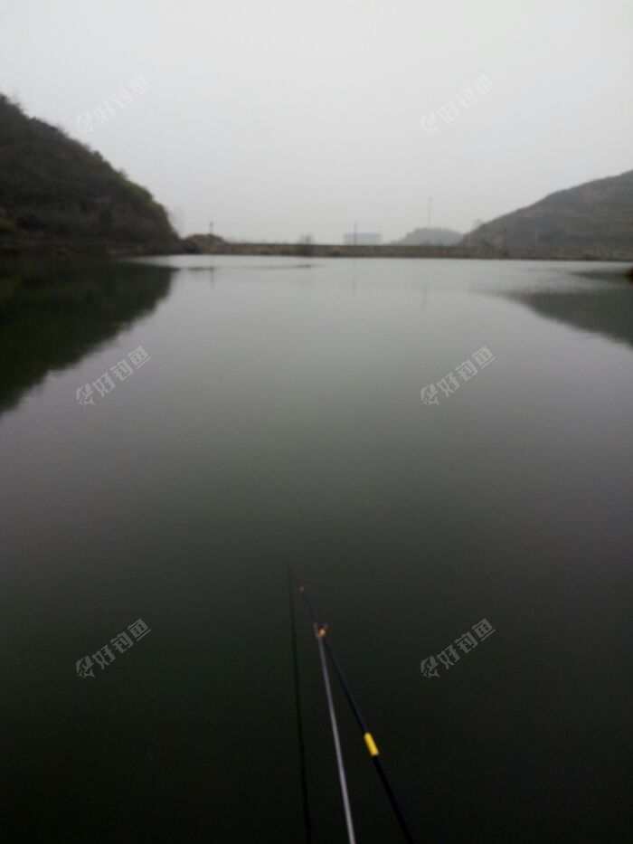 绿水映山