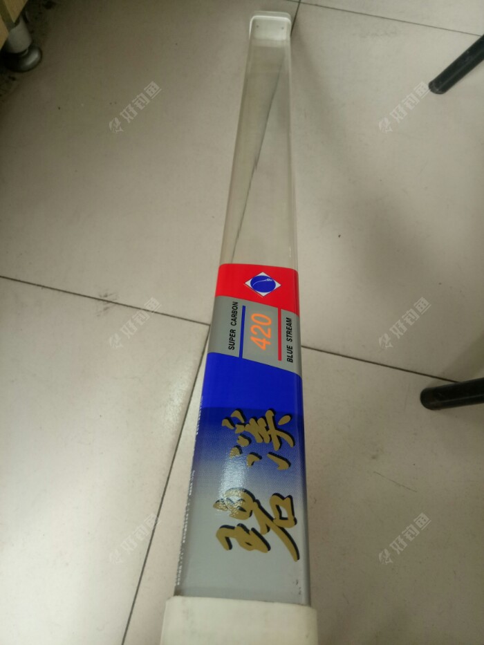 盒子是塑料的，不知道什么塑料，反正不会侧漏，嘻嘻～～