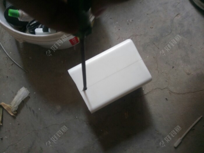 给瓶子提手钻眼，螺丝刀和快丝搞定