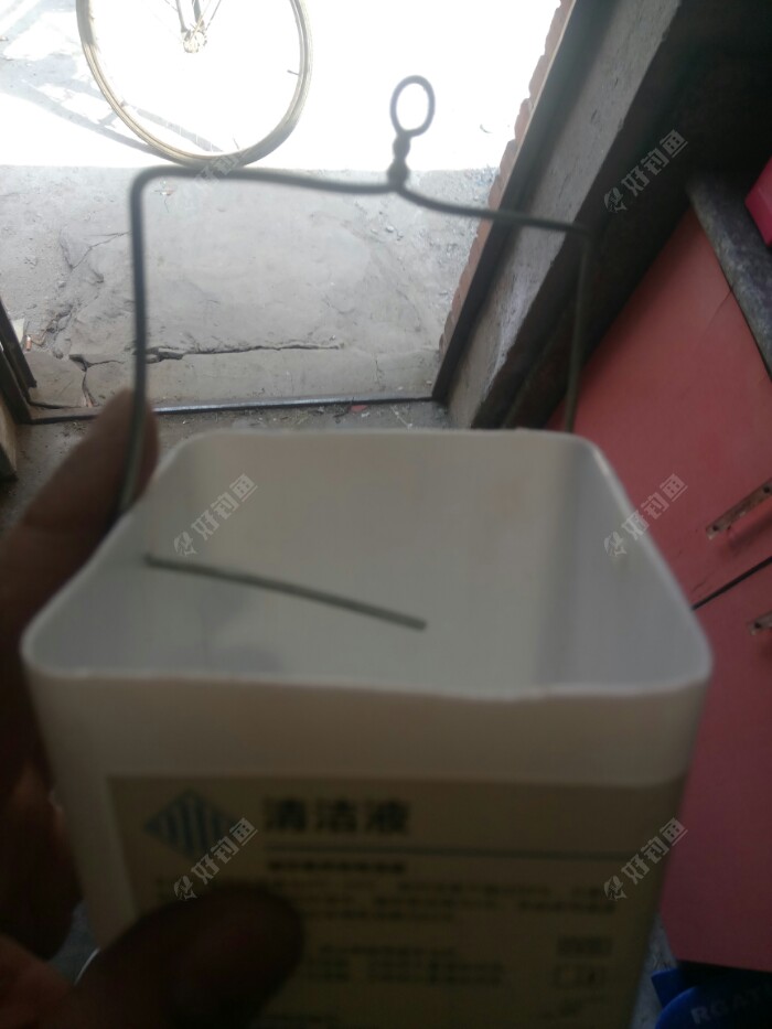 两个孔做好后，安装提手