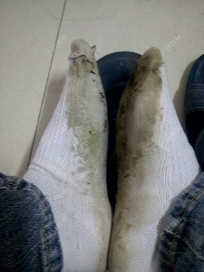 下去扣腮把拖上来了,鞋子袜子都湿了