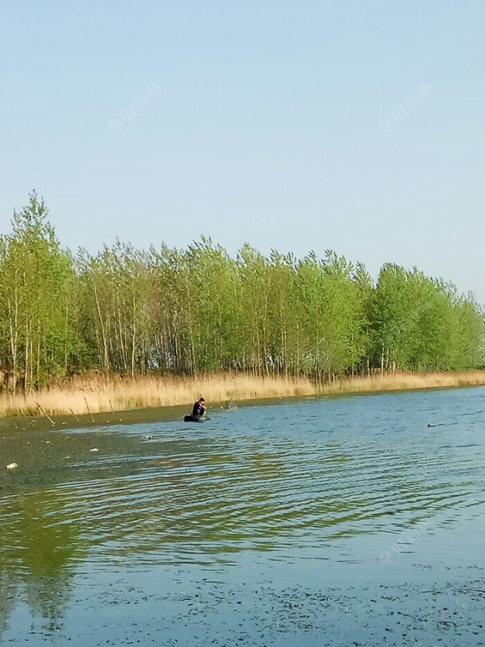 这位兄弟武艺高超，一个轮胎就下水收网去了，佩服