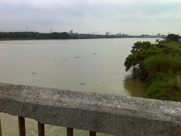 正大体育馆的桥上