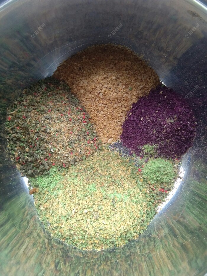 超诱 大草 青草鳊各一份 薯诱半份 草鱼香精少许 最后加适量玉米粉水比1：0．7