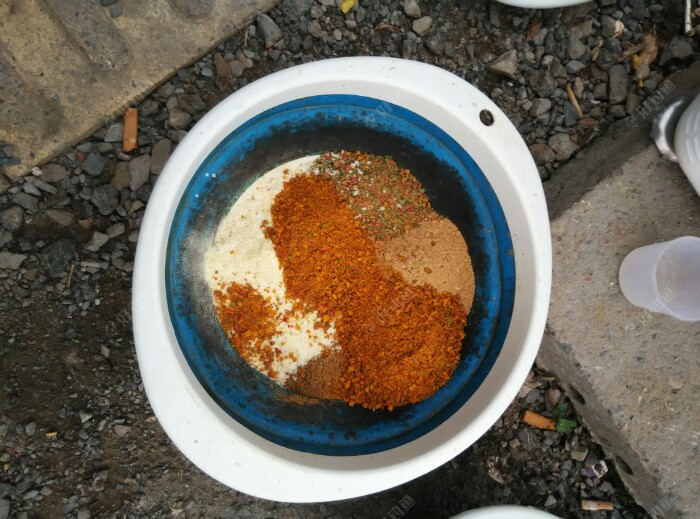 大麦红薯膏适量,颗粒粉,螺鲤,速攻,五味风暴(薯味)。加了颗粒粉就会比重大,钓肥水还是比重轻好。本想加轻浮来调比重的,没有,就加了速攻