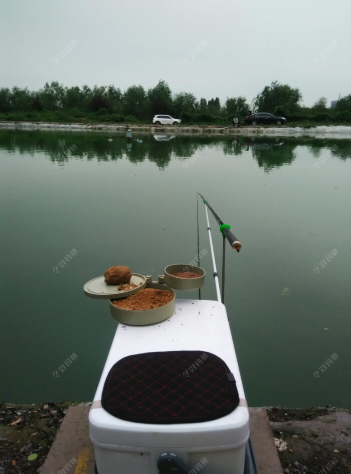 再池子西岸充氧泵南找了个钓位。(都没人,随便座)。本来打算去南岸中间的,有人就不过去了