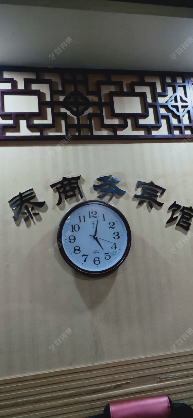 老板把宾馆大门锁住了。只好叫醒老板，开门了?