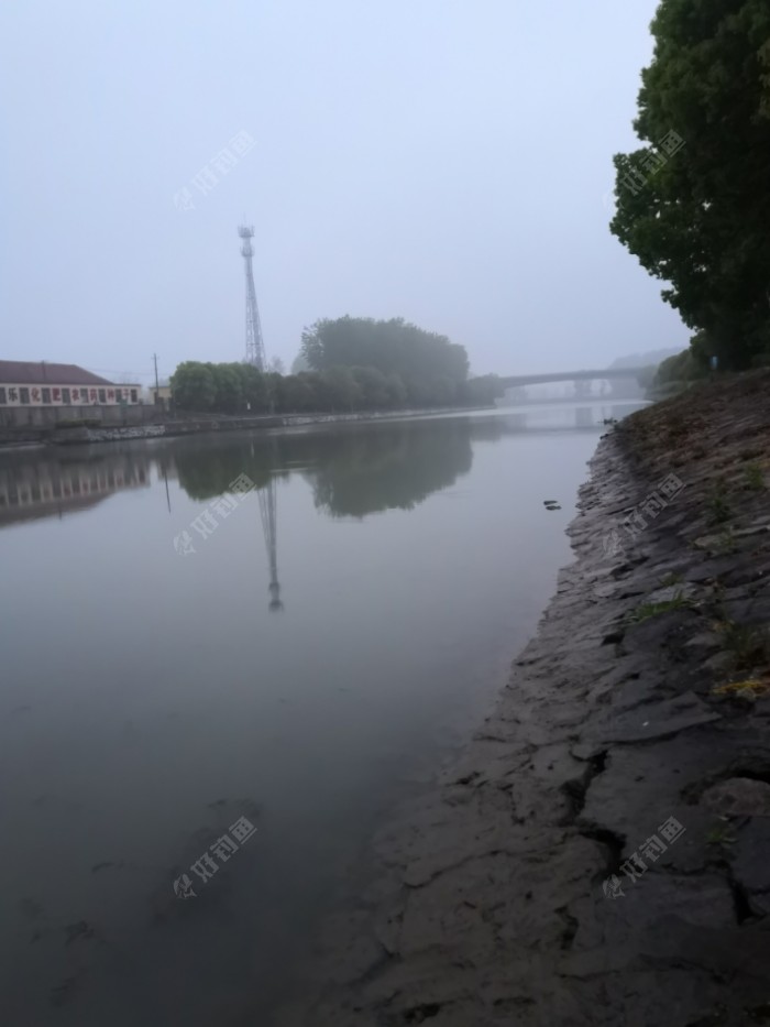 右侧是大河，可以看到水位比之前又下去好些了