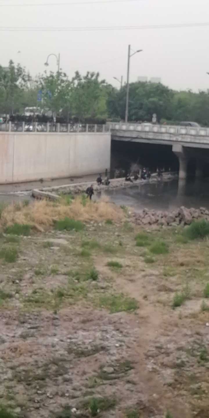 胜利街林校桥下