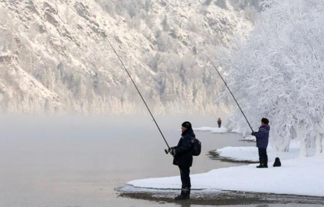 下雪之后天气寒冷，找对钓点、用对饵料也能钓到鱼