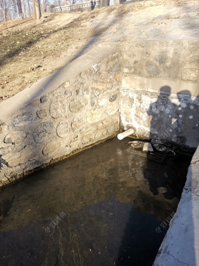 有一个出水孔，是工地排出来的，而且不是污水。