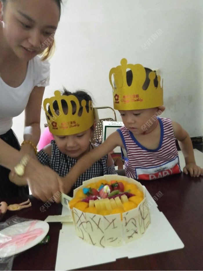 祝我外甥女生日快乐。快快给我来块。锅里还煮着玉米呢！