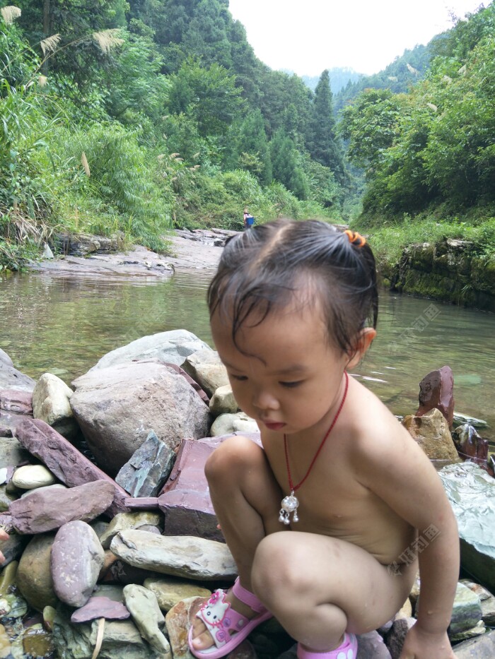 带弟妹小溪洗澡顺便甩两杆玩玩出惊喜